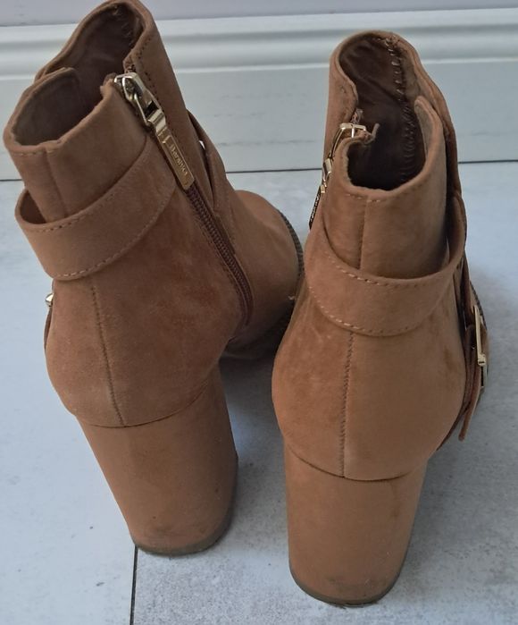 Botki kozaczki krótkie zamsz miodowe Bershka 41