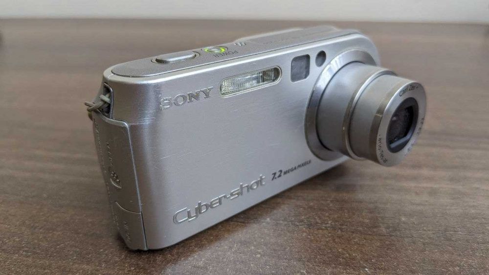 Фотоапарат Sony Cyber-shot DSC-P200