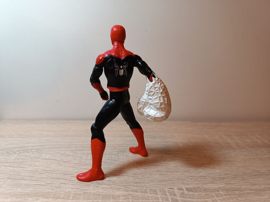 Hasbro Spider-Man: Far from home - Web Punch Spider-Man Figure