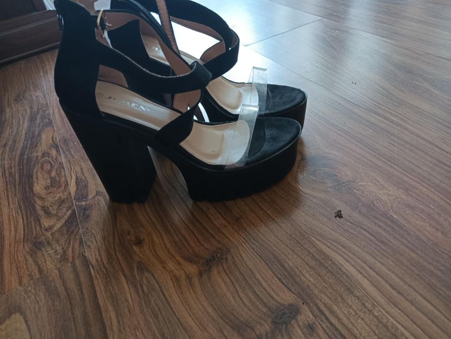 Czarne buty damskie na wysokim obcasie