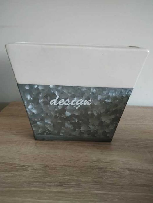 Zestaw trzech ceramicznych pojemników