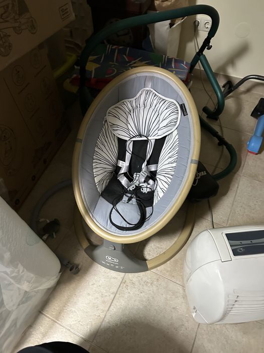 Baloiço bebé rotativo recarregável com música Kinderkraft