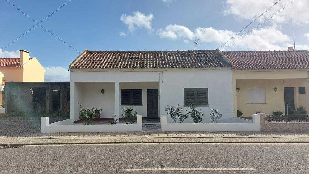 Casa de Habitação c/ logradouro em Coruche