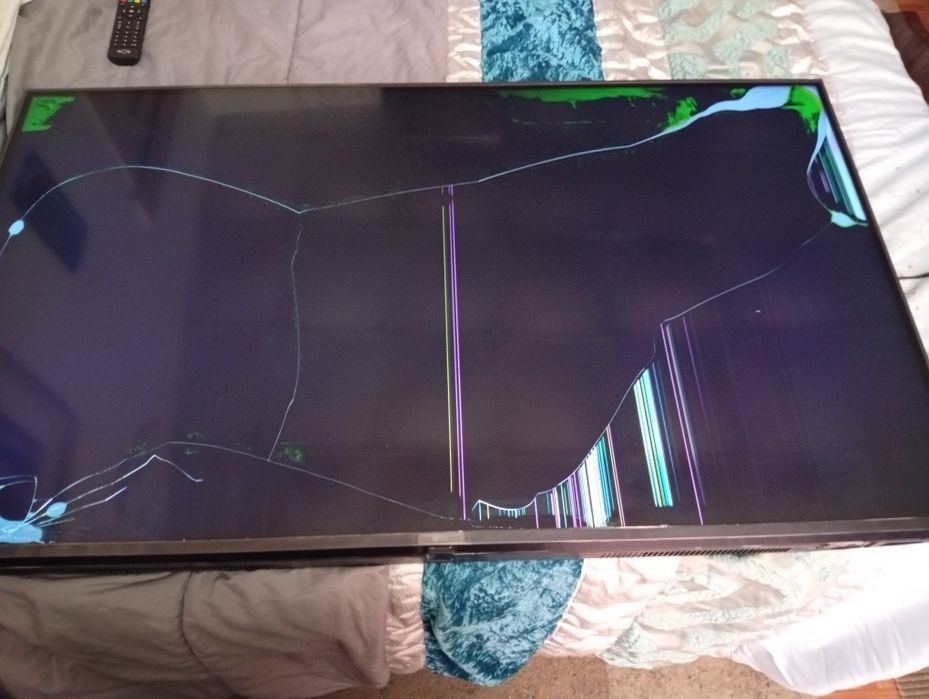 Vendo Smart TV LG uhd 50 ", tem o ecrã partido mas tenho a caixa e o resto dos componentes estão a