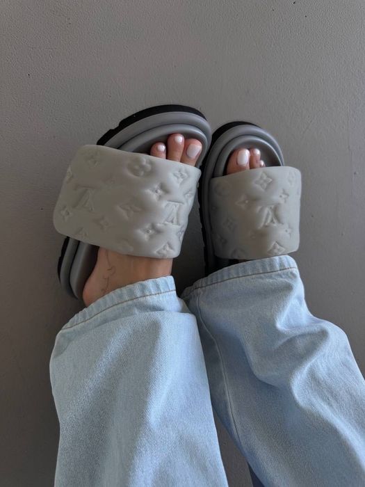 ЕКСКЛЮЗИВ! Louis Vuitton Pillow Slides Light Grey / Pink 36 37 38 39 40 41 луї вітон пілоу слайдс ніжно-сірі рожеві