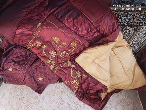 Покрывало на кровать с наволочками.