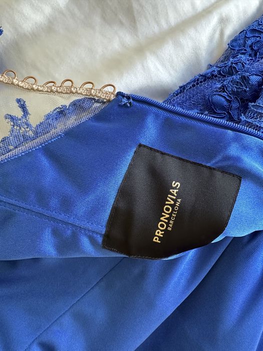 Vestido cerimónia Pronovias renda azul corte sereia