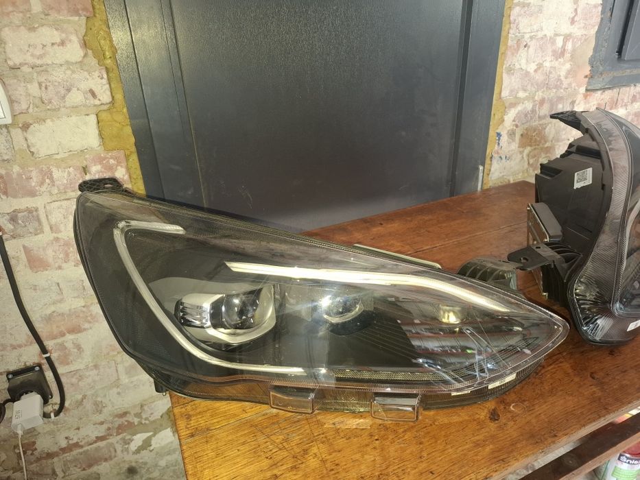 Оригінальні адаптивні фари Full LED Ford Focus MK4 Дорестайлінг (2018–2022)