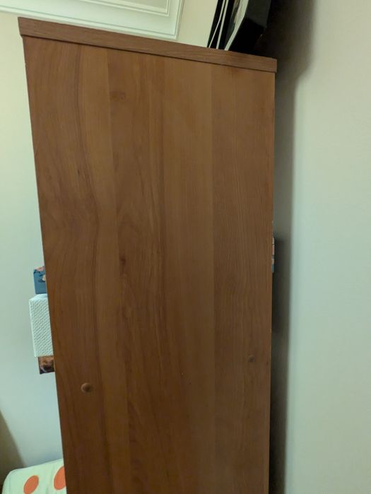 Estante com prateleiras e gavetas