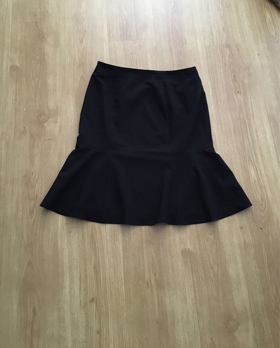 Czarna spodnica z szerszym rozkloszowanym dołem 12/L