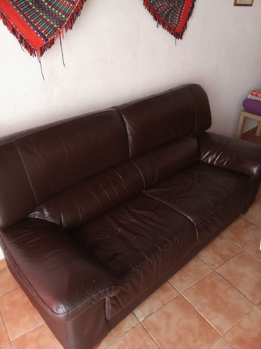 Sofá castanho três lugares.