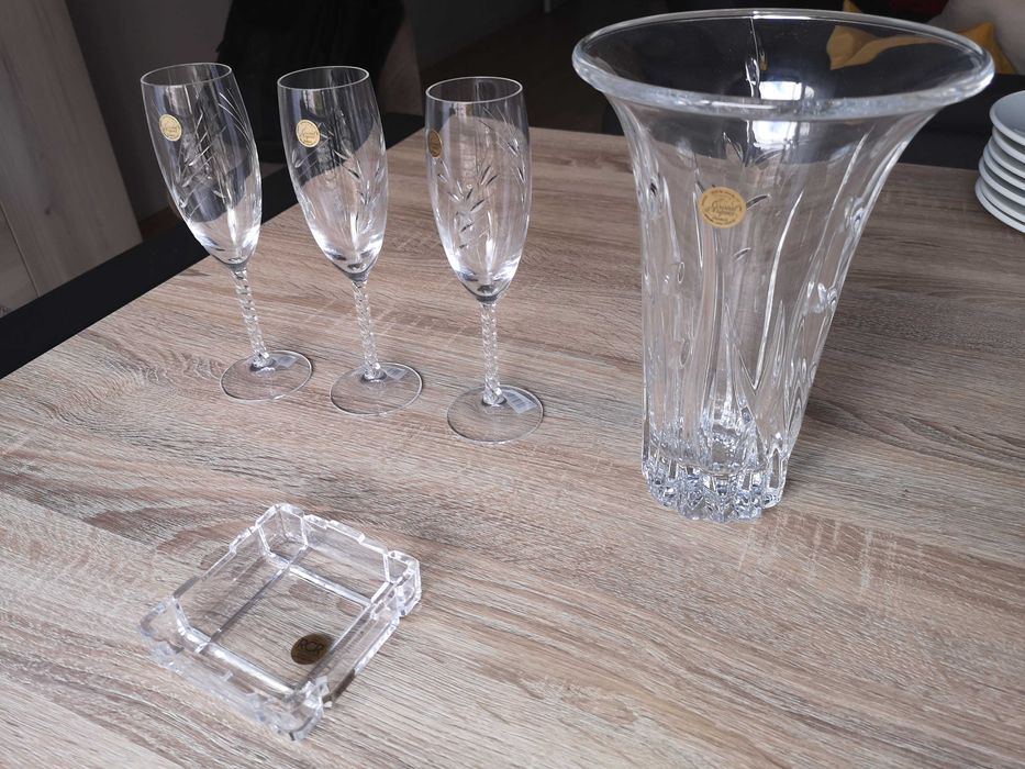 Cinzeiro, copos e vazo de cristal