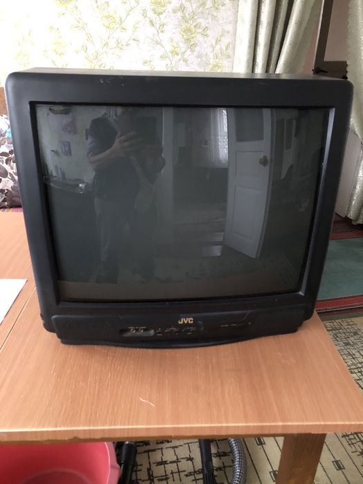 Телевізор працюючий 1000гр.