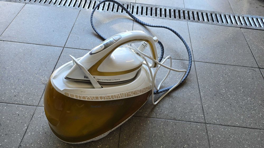 Stacja parowa TEFAL GV9851 (zbiornik, prasownica, obudowa, uszkodzone) - na części