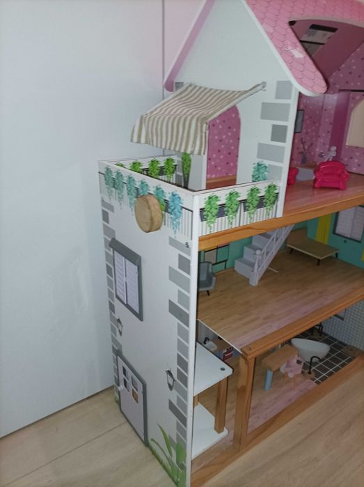 Domek dla lalek z windą i tarasem