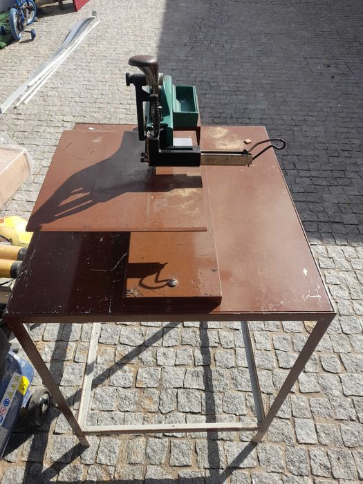 Agrafador com mesa