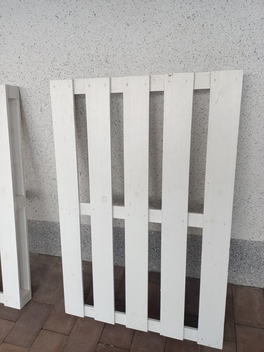 Palety pomalowane na biało