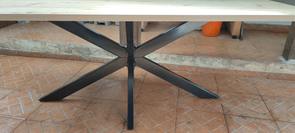Mesa com pernas aço