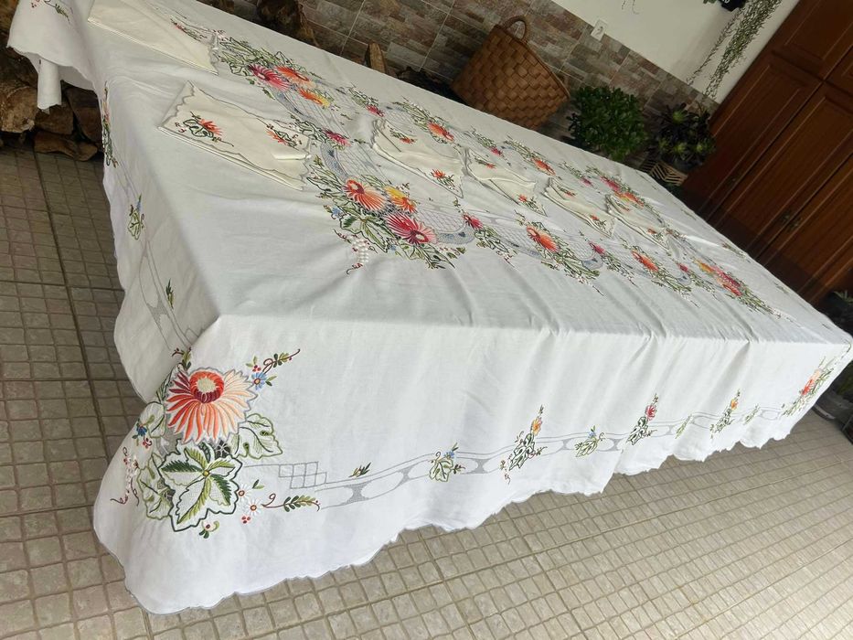 Toalha de mesa da Madeira, em linho antigo, bastante bordada
