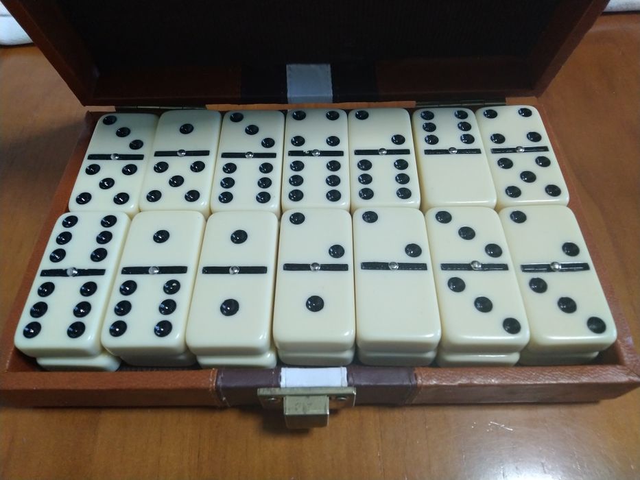 Jogo de dominó em estojo de pele, como novo