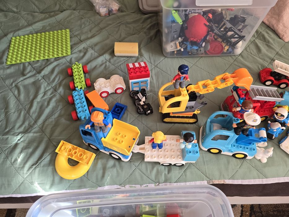 Kilka zestawów lego duplo karton.
