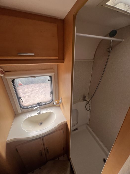 Caravana com grande casa de banho