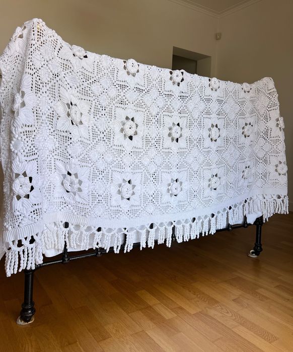 Colcha branca artesanal em crochet com linha de algodão