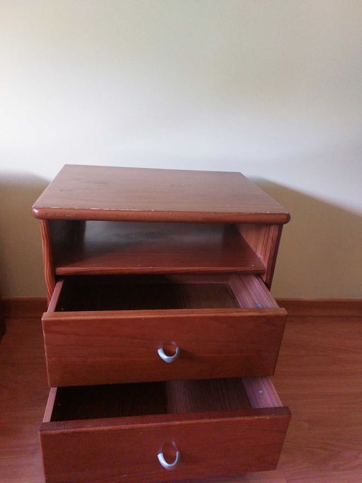 Mesas de cabeceira de madeira