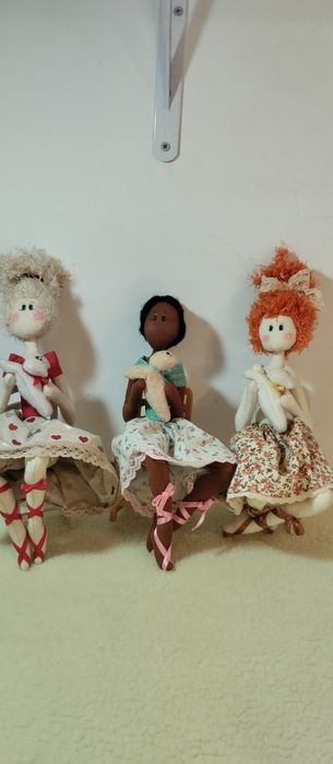 Bonecas de pano feitas a mão.