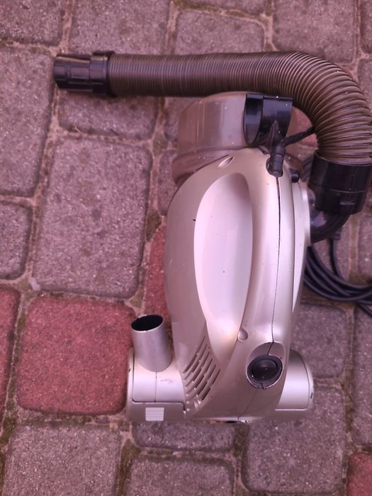 Mały odkurzacz EIC Cyclopower 1000 z rolką