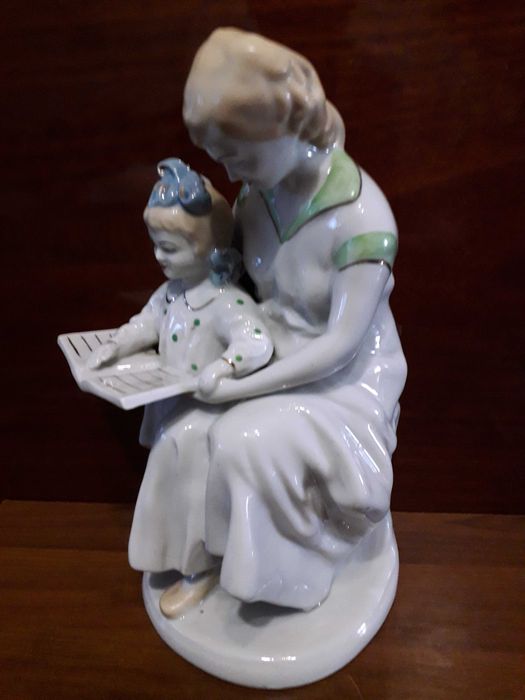 Статуетки Материнство, Перша книжка та Дівчина ліпить сніговика СРСР.