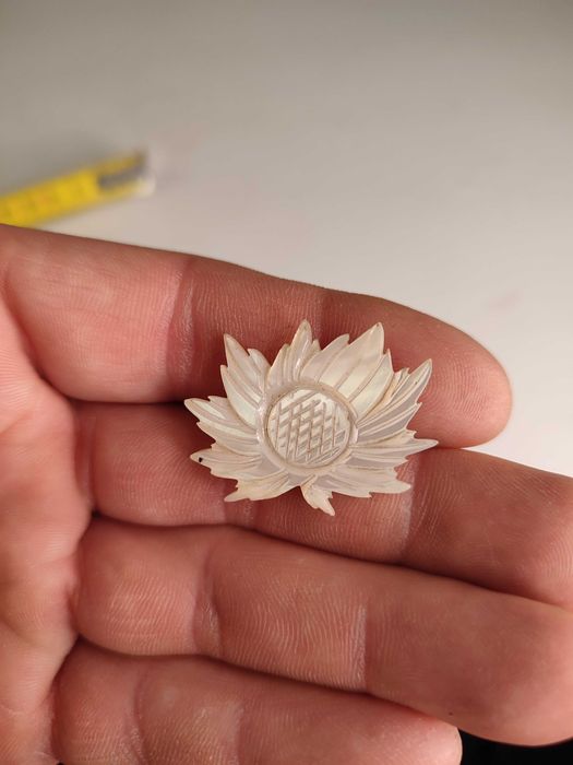 Broszka z masy perłowej - ciekawa - design