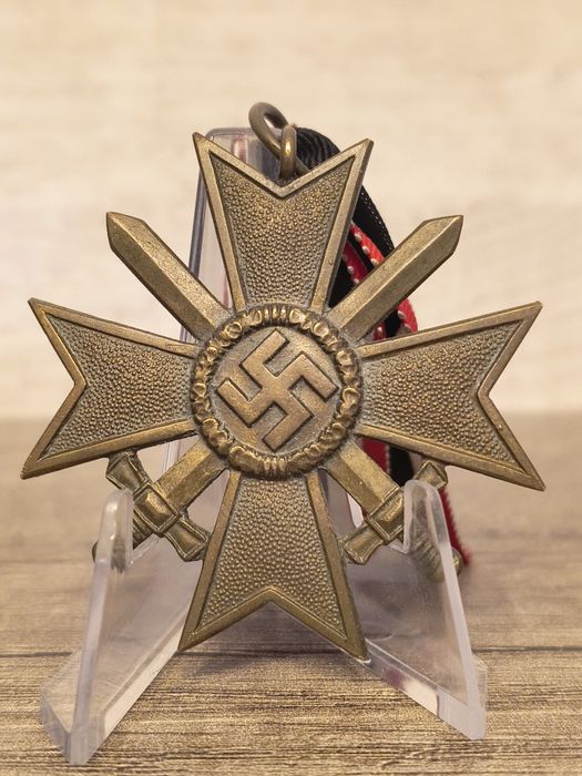 Militaria  Wehrmacht Cruz de Mérito de Guerra com Espadas
