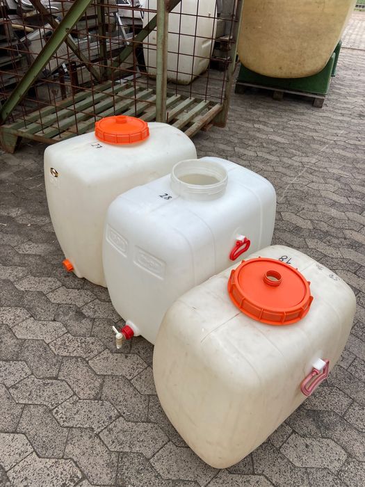 Lote de bidões de plástico