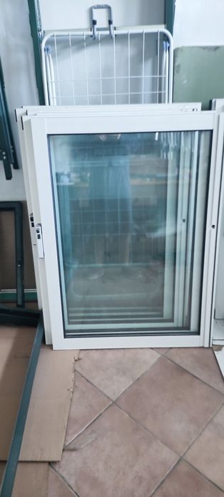 Janelas branco e aro verde