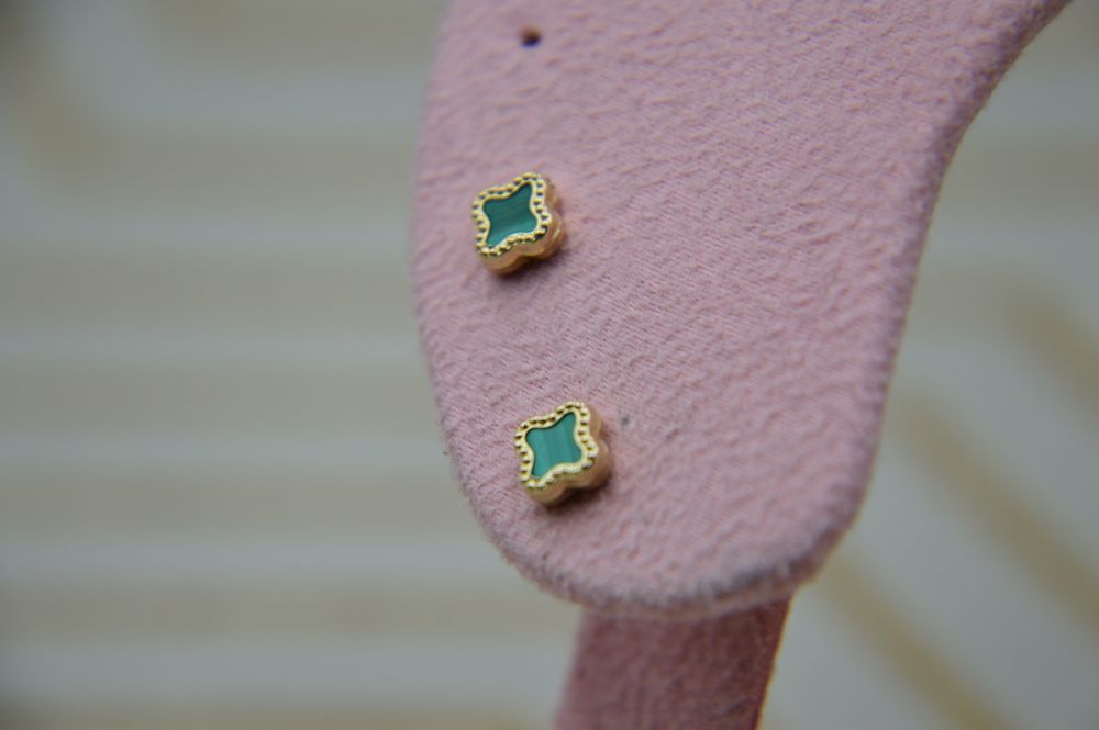 Nowe złote kolczyki koniczynki sztyfty zielone na wzór Van Cleef 5mm