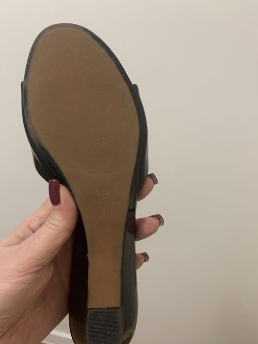 Босоніжки лакові чорні