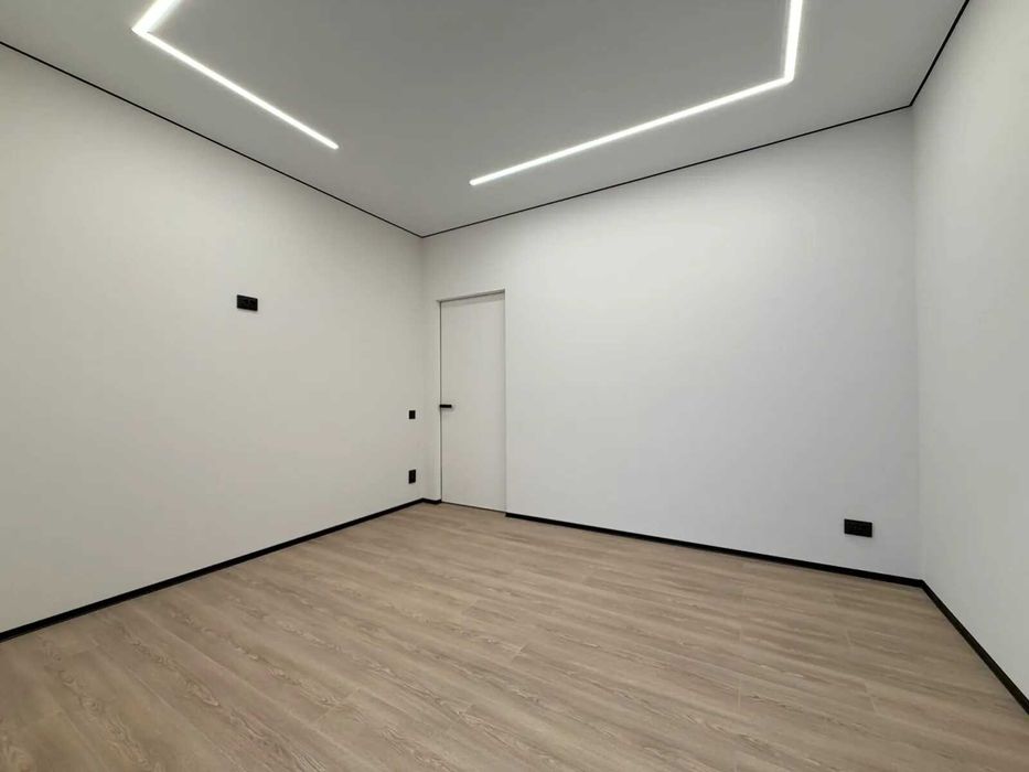 Стильна трикімнатна біля міського озера