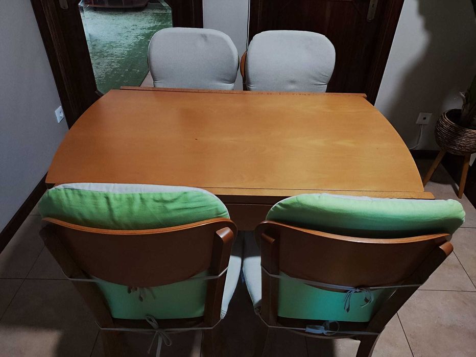 Mesa de cozinha extensível + 4 cadeiras