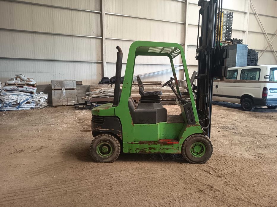Impilhador Manitou 3 toneladas