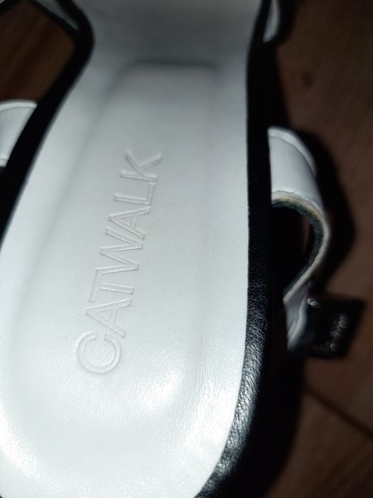 Sandałki na koturnie Catwalk