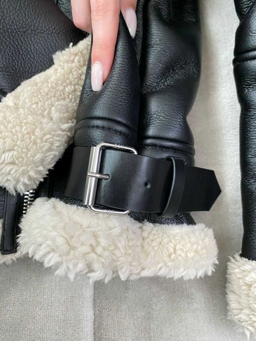 Blusão biker preto, cardado a pelo, da Bershka