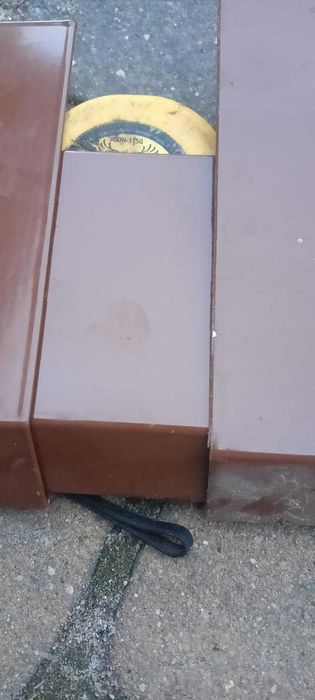 Parapet metalowy brązowy