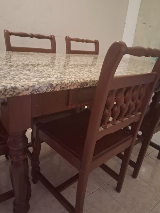 Mesa c/tampo de mármore + 5 cadeiras