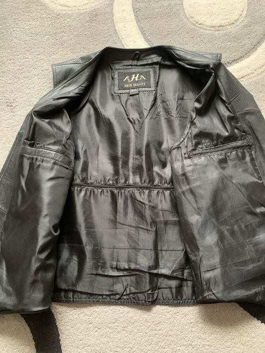 Стильна чорна жилетка зі шкіри