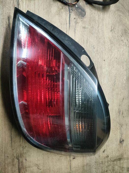 Opel Astra III H lampa prawy tył