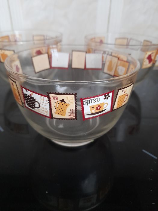 3 taças do mesmo tamanho