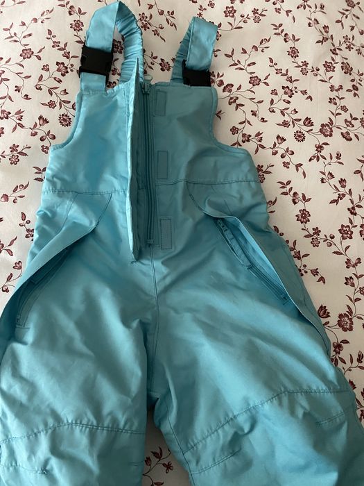 Jardineiras de criança para a neve