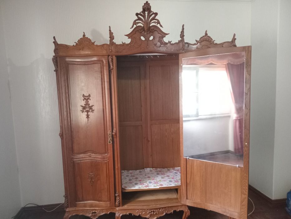 Roupeiro estilo D João V em madeira de castanho totalmente restaurado