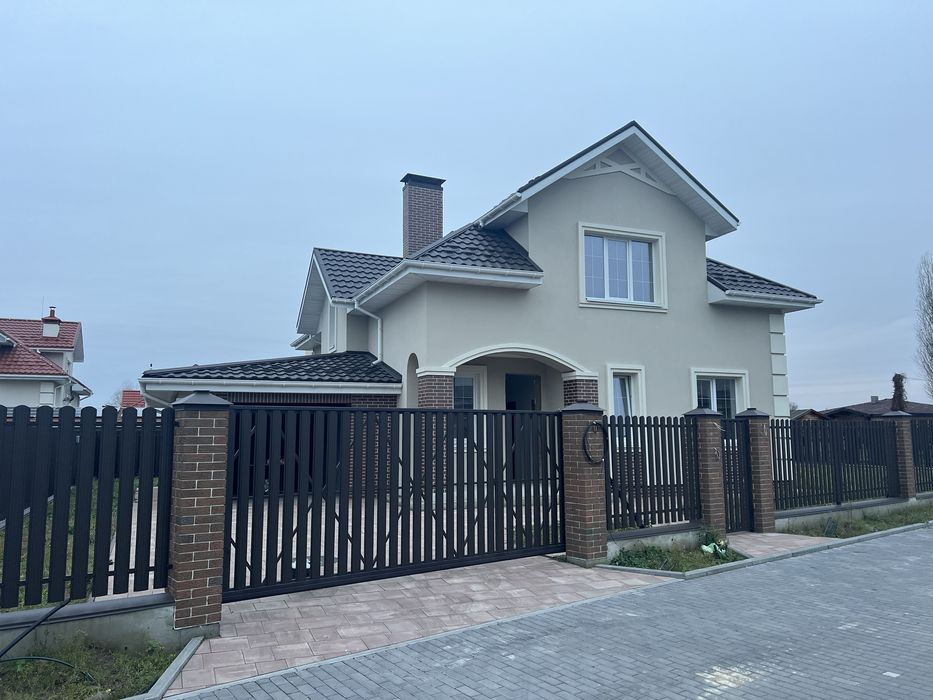 Елегантний новий будинок в Щасливому